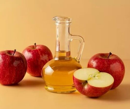 Sirkeli pişirme, özellikle et ve sebzelerin pişirme öncesinde veya sırasında sirke ile temas ettirilmesi yöntemidir. Sirkeli pişirme, yiyeceklerin hem aromalarını derinleştirir hem de dokularını yumuşatır. Bu teknik, hem geleneksel hem de modern mutfaklarda sıkça tercih edilir ve yemeklere karakteristik bir lezzet profili kazandırır. Konulu bir haber görseli.