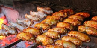 Şişte pişirme, yüzyıllardır hem Anadolu mutfağında hem de dünya mutfaklarında uygulanan klasik bir pişirme yöntemidir. Etin küçük parçalar hâlinde şişlere geçirilerek ateş üzerinde pişirilmesi, hem lezzeti hem de aromayı artıran bir tekniktir. Şişte pişirme, özellikle kebap kültürü ile özdeşleşmiştir ve etin dış yüzeyinin hafifçe kızarıp içinin sulu kalmasını sağlar. Konulu bir haber görseli.