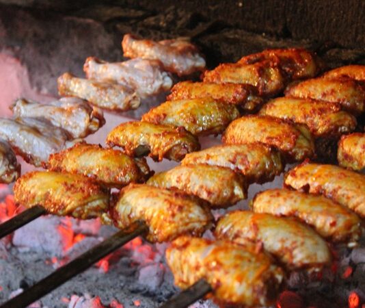 Şişte pişirme, yüzyıllardır hem Anadolu mutfağında hem de dünya mutfaklarında uygulanan klasik bir pişirme yöntemidir. Etin küçük parçalar hâlinde şişlere geçirilerek ateş üzerinde pişirilmesi, hem lezzeti hem de aromayı artıran bir tekniktir. Şişte pişirme, özellikle kebap kültürü ile özdeşleşmiştir ve etin dış yüzeyinin hafifçe kızarıp içinin sulu kalmasını sağlar. Konulu bir haber görseli.