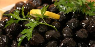 Akdeniz mutfağının en değerli ürünlerinden biri olan siyah zeytin, binlerce yıldır insanların yaşamında önemli bir yere sahip. Tarihi kaynaklarda, antik uygarlıkların sofralarında siyah zeytin ve zeytinyağının kutsal sayıldığına dair pek çok bilgi yer alıyor. Özellikle Anadolu topraklarında köklü bir geçmişe sahip olan bu ürün, sadece besin olarak değil, aynı zamanda bereketin ve barışın simgesi olarak kabul ediliyor. Konulu bir haber görseli.