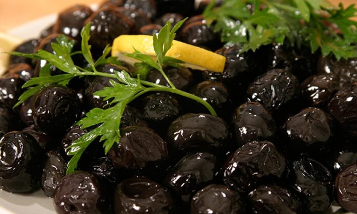 Akdeniz mutfağının en değerli ürünlerinden biri olan siyah zeytin, binlerce yıldır insanların yaşamında önemli bir yere sahip. Tarihi kaynaklarda, antik uygarlıkların sofralarında siyah zeytin ve zeytinyağının kutsal sayıldığına dair pek çok bilgi yer alıyor. Özellikle Anadolu topraklarında köklü bir geçmişe sahip olan bu ürün, sadece besin olarak değil, aynı zamanda bereketin ve barışın simgesi olarak kabul ediliyor. Konulu bir haber görseli.