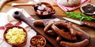 Slovenya mutfağı, Orta Avrupa ve Balkan etkilerinin bir karışımı olarak dikkat çeker. Bölgenin coğrafi çeşitliliği, mutfak kültürünü şekillendiren önemli bir faktördür. Dağlık bölgelerde et ve süt ürünleri öne çıkarken, nehir ve göl kenarlarında balık tüketimi yaygındır. Slovenya yemekleri, hem geleneksel tarifleri hem de modern yorumlarıyla gastronomi tutkunlarının ilgisini çeker. Konulu bir haber görseli.