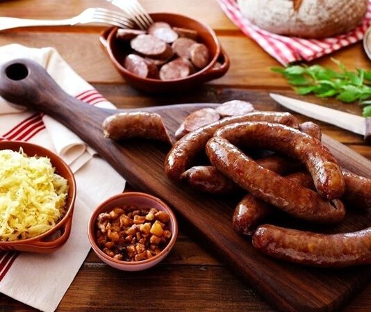 Slovenya Mutfağı Slovenya mutfağı, Orta Avrupa ve Balkan etkilerinin bir karışımı olarak dikkat çeker. Bölgenin coğrafi çeşitliliği, mutfak kültürünü şekillendiren önemli bir faktördür. Dağlık bölgelerde et ve süt ürünleri öne çıkarken, nehir ve göl kenarlarında balık tüketimi yaygındır. Slovenya yemekleri, hem geleneksel tarifleri hem de modern yorumlarıyla gastronomi tutkunlarının ilgisini çeker. Konulu bir haber görseli.