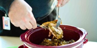 Yavaş pişirme, hem sağlıklı hem de lezzetli yemekler hazırlamak isteyenler için son yıllarda giderek daha popüler hale gelmiştir. İngilizce adıyla slow cooking, düşük ısıda uzun süre pişirme yöntemidir ve genellikle özel slow cooker cihazlarıyla uygulanır. Bu yöntem, yemeklerin aromasını ve besin değerini korurken, yoğun lezzetler ortaya çıkarır. Konulu bir haber görseli.