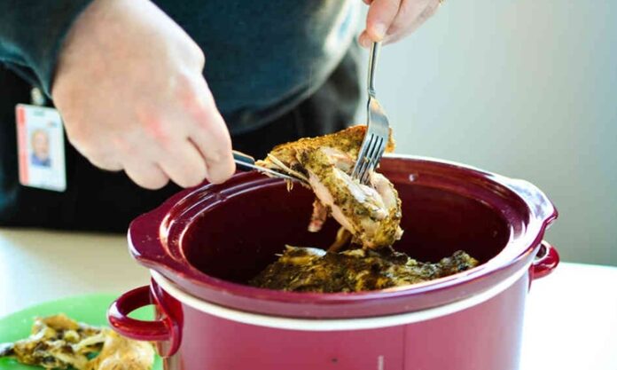 Yavaş pişirme, hem sağlıklı hem de lezzetli yemekler hazırlamak isteyenler için son yıllarda giderek daha popüler hale gelmiştir. İngilizce adıyla slow cooking, düşük ısıda uzun süre pişirme yöntemidir ve genellikle özel slow cooker cihazlarıyla uygulanır. Bu yöntem, yemeklerin aromasını ve besin değerini korurken, yoğun lezzetler ortaya çıkarır. Konulu bir haber görseli.