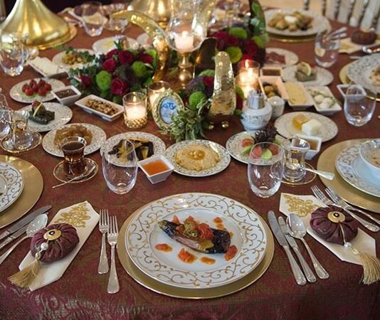 İnsanlık tarihine bakıldığında sofra yalnızca yemek yenilen bir alan değil, aynı zamanda kültürlerin kimliğini ve toplumların birliktelik anlayışını gösteren önemli bir unsurdur. İlk çağlardan beri toplu yemekler, kabilelerin, köylerin ve hanedanların bir araya gelmesini sağlayan sosyal alanlar yaratmıştır. Bu bağlamda sofra kültürü, sadece karın doyurmakla sınırlı kalmamış, aynı zamanda dayanışmanın ve paylaşımın simgesi olmuştur. Konulu bir haber görseli.