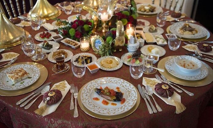 İnsanlık tarihine bakıldığında sofra yalnızca yemek yenilen bir alan değil, aynı zamanda kültürlerin kimliğini ve toplumların birliktelik anlayışını gösteren önemli bir unsurdur. İlk çağlardan beri toplu yemekler, kabilelerin, köylerin ve hanedanların bir araya gelmesini sağlayan sosyal alanlar yaratmıştır. Bu bağlamda sofra kültürü, sadece karın doyurmakla sınırlı kalmamış, aynı zamanda dayanışmanın ve paylaşımın simgesi olmuştur. Konulu bir haber görseli.