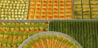 Türk mutfağının en ünlü tatlılarından biri olan baklava, sofralarda özel bir yere sahiptir. İnce açılmış hamur katmanları, bol ceviz veya fıstık içi ve şerbetin muhteşem uyumu, baklavayı hem gözlere hem de damaklara hitap eden bir tatlı haline getirir. Baklava, sadece Türkiye’de değil, dünya genelinde de sevilen ve takdir edilen bir lezzettir. Sofralarda baklava ve diğer tatlılar, kutlamaların, özel günlerin ve misafirliklerin vazgeçilmez unsurlarındandır. Konulu bir haber görseli.