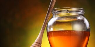 Türkiye’nin geleneksel sofralarında bal, hem tatlı hem de sağlık kaynağı olarak önemli bir yer tutar. Doğal yapısı ve zengin aroması sayesinde sofraların vazgeçilmez lezzetlerinden biri haline gelir. Bal, kahvaltıdan tatlılara, içeceklerden soslara kadar pek çok alanda kullanılır ve her damak tadına uygun çeşitlilik sunar. Sofralarda balın varlığı, sadece tatlı bir dokunuş değil aynı zamanda doğal ve şifalı bir katkı olarak değerlendirilir. Konulu bir haber görseli.