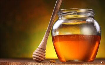 Türkiye’nin geleneksel sofralarında bal, hem tatlı hem de sağlık kaynağı olarak önemli bir yer tutar. Doğal yapısı ve zengin aroması sayesinde sofraların vazgeçilmez lezzetlerinden biri haline gelir. Bal, kahvaltıdan tatlılara, içeceklerden soslara kadar pek çok alanda kullanılır ve her damak tadına uygun çeşitlilik sunar. Sofralarda balın varlığı, sadece tatlı bir dokunuş değil aynı zamanda doğal ve şifalı bir katkı olarak değerlendirilir. Konulu bir haber görseli.