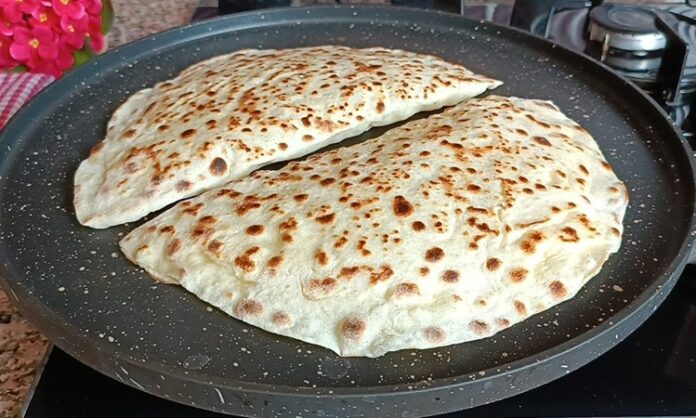 Cızlama ve gözleme, Türk mutfağının sevilen hamur işi lezzetleri arasında yer alır. Her iki yiyecek de özellikle kahvaltı ve çay saatlerinin vazgeçilmez tatlarıdır. Sofralarda cızlama ve gözleme, pratik hazırlanışları ve doyuruculukları ile geniş bir hayran kitlesine sahiptir. Tarihi köklere sahip olan bu iki lezzet, geleneksel yöntemlerin korunmasıyla birlikte günümüz mutfaklarında da modern dokunuşlarla zenginleşir. Sofralar, cızlama ve gözleme ile hem nostaljik hem de lezzet dolu anlara ev sahipliği yapar. Konulu bir haber görseli.