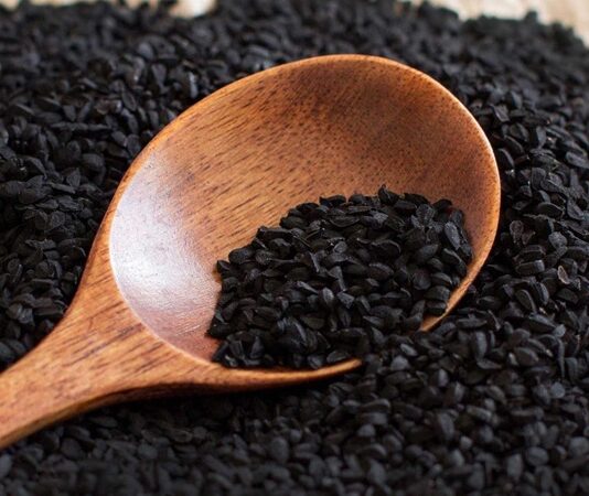 Çörek otu, yüzyıllardır hem sağlık hem de lezzet kaynağı olarak sofralarda yerini koruyan özel bir baharattır. Kendine has aroması ve faydaları sayesinde, birçok yemek tarifinde çörek otu kullanımı giderek artmaktadır. Özellikle Türk mutfağında çörek otlu yemekler, hem tat hem de sağlık açısından sofraların vazgeçilmezleri arasındadır. Bu özel tohumun eklenmesiyle yemeklere farklı bir dokunuş ve zenginlik gelir. Konulu bir haber görseli.