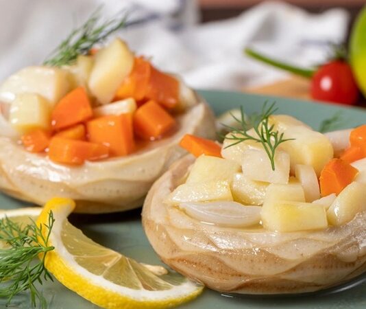 Enginar, hem sağlık açısından hem de mutfaktaki çeşitliliğiyle sofralarda özel bir yere sahip sebzelerden biridir. Özellikle Akdeniz mutfağında sıkça yer bulan bu besin, düşük kalorisi ve yüksek besin değeri ile dengeli beslenmek isteyenlerin gözdesidir. İlkbahar aylarında taze olarak pazarlarda yerini alan enginar, doğru pişirme teknikleri ile hem lezzetini hem de besin değerini korur. Konulu bir haber görseli.