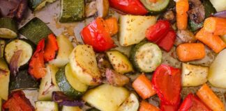 Fırın sebzeleri, hem pratik hem de sağlıklı bir yemek seçeneği olarak sofralarda giderek daha fazla tercih ediliyor. Doğal tatları korunarak pişirilen sebzeler, fırında yumuşak ve lezzetli bir hâle gelir. Bu yöntem, sebzelerin vitamin ve minerallerini büyük oranda korumasını sağlar. Özellikle mevsim sebzeleriyle hazırlanan fırın yemekleri, hem besleyici hem de görsel açıdan zengin sofralar oluşturur. Sofralarda fırın sebzeleri, sağlıklı yaşamı benimseyenlerin ilk tercihlerinden biridir. Konulu bir haber görseli.