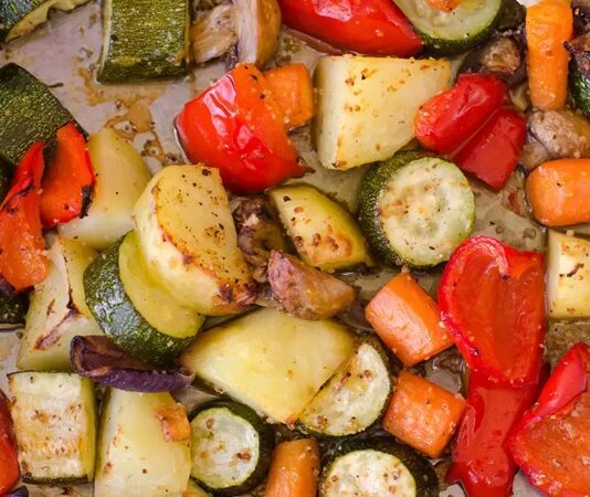 Sofralarda Fırın Sebzeleri Lezzet Ve Sağlık Buluşması Fırın sebzeleri, hem pratik hem de sağlıklı bir yemek seçeneği olarak sofralarda giderek daha fazla tercih ediliyor. Doğal tatları korunarak pişirilen sebzeler, fırında yumuşak ve lezzetli bir hâle gelir. Bu yöntem, sebzelerin vitamin ve minerallerini büyük oranda korumasını sağlar. Özellikle mevsim sebzeleriyle hazırlanan fırın yemekleri, hem besleyici hem de görsel açıdan zengin sofralar oluşturur. Sofralarda fırın sebzeleri, sağlıklı yaşamı benimseyenlerin ilk tercihlerinden biridir. Konulu bir haber görseli.