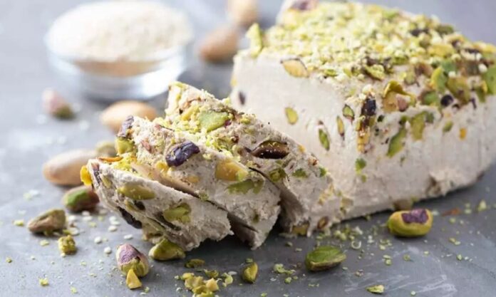 Helva, Türk mutfağının en köklü ve en sevilen tatlılarından biri olarak sofralarda kendine özel bir yer edinir. Hem özel günlerde hem de günlük tatlı ihtiyacında tercih edilen helva, farklı çeşitleriyle her damak tadına hitap eder. Sofralarda helva çeşitleri, kültürel zenginliği ve tarih boyunca gelişen tarifleriyle zengin bir lezzet şöleni sunar. Helva, genellikle tahin, irmik, un ve şeker gibi temel malzemelerle hazırlanır, ancak bölgesel farklılıklar ve kişisel dokunuşlar çeşitliliği artırır. Konulu bir haber görseli.