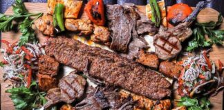 Karışık ızgara, Türk mutfağının ve dünya mutfaklarının en sevilen yemeklerinden biridir. Et ve sebzelerin bir arada pişirilmesiyle elde edilen bu yemek, zengin aroması ve doyurucu yapısıyla sofraların vazgeçilmezi olmuştur. Karışık ızgara, misafir sofralarında veya aile yemeklerinde hem pratik hem de lezzetli bir seçenek sunar. Mevsim sebzeleri ve farklı et çeşitlerinin dengeli birleşimi, bu yemeğin özel olmasını sağlar. Sofralarda karışık ızgara yer alması, yemek kültürünün zenginleşmesine katkıda bulunur. Konulu bir haber görseli.