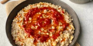 Keşkek, Anadolu’nun en eski ve en köklü yemeklerinden biri olarak sofralarda özel bir yere sahiptir. Genellikle düğünler, bayramlar ve önemli kutlamalarda hazırlanan keşkek, hem kültürel hem de sosyal anlamda birlik ve beraberliği simgeler. Buğday ve etin uzun süre kaynatılmasıyla elde edilen keşkek, lezzeti ve doyuruculuğuyla geniş sofralarda misafirlerin vazgeçilmezi olur. Sofralarda keşkek, geçmişten günümüze taşınan bir miras gibi özenle sunulur. Konulu bir haber görseli.