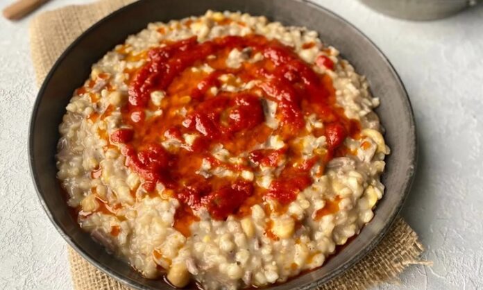 Sofralarda Keşkek Geleneksel Tatların Buluşma Noktası Keşkek, Anadolu’nun en eski ve en köklü yemeklerinden biri olarak sofralarda özel bir yere sahiptir. Genellikle düğünler, bayramlar ve önemli kutlamalarda hazırlanan keşkek, hem kültürel hem de sosyal anlamda birlik ve beraberliği simgeler. Buğday ve etin uzun süre kaynatılmasıyla elde edilen keşkek, lezzeti ve doyuruculuğuyla geniş sofralarda misafirlerin vazgeçilmezi olur. Sofralarda keşkek, geçmişten günümüze taşınan bir miras gibi özenle sunulur. Konulu bir haber görseli.