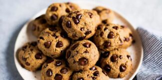 Tatlı atıştırmalıklar sofraların vazgeçilmez parçası olarak yer alır. Özellikle kurabiye çeşitleri, hem çayın yanında hem de günün her anında keyifle tüketilir. Sofralarda kurabiye ve tatlı atıştırmalıklar, misafir ağırlamadan günlük kahve saatlerine kadar pek çok ortamda lezzetiyle öne çıkar. Bu tatlılar, farklı malzemelerle zenginleşerek geniş bir yelpazeye sahiptir ve herkesin damak tadına hitap eder. Konulu bir haber görseli.