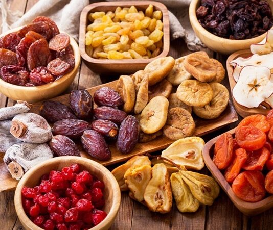 Kuru meyveler, besleyici özellikleri ve uzun raf ömrü ile sofralarda hem tat hem de sağlık açısından önemli bir yere sahiptir. Doğal şekerleri, lif oranları ve vitamin-mineral içerikleri sayesinde, dengeli beslenmenin vazgeçilmez destekçilerindendir. Günümüzde sadece atıştırmalık olarak değil, tatlılardan ana yemeklere, salatalardan kahvaltılara kadar pek çok tarifte kullanılmaktadır. Konulu bir haber görseli.