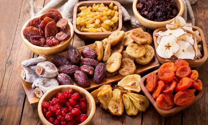 Kuru meyveler, besleyici özellikleri ve uzun raf ömrü ile sofralarda hem tat hem de sağlık açısından önemli bir yere sahiptir. Doğal şekerleri, lif oranları ve vitamin-mineral içerikleri sayesinde, dengeli beslenmenin vazgeçilmez destekçilerindendir. Günümüzde sadece atıştırmalık olarak değil, tatlılardan ana yemeklere, salatalardan kahvaltılara kadar pek çok tarifte kullanılmaktadır. Konulu bir haber görseli.