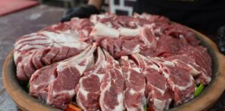 Kuzu eti, Türk mutfağında uzun yıllardır özel bir yere sahip olan ve sofraların vazgeçilmez lezzetlerinden biridir. Doğal yapısı, yumuşak dokusu ve kendine özgü aromasıyla kuzu eti, hem günlük yemeklerde hem de özel günlerde sıkça tercih edilir. Sağlıklı beslenme açısından da önemli olan kuzu eti, yüksek protein içeriği ve zengin vitamin-mineral dengesiyle mutfakların baş tacıdır. Sofralarda kuzu eti, hem geleneksel tariflerle hem de modern dokunuşlarla sunulur. Konulu bir haber görseli.