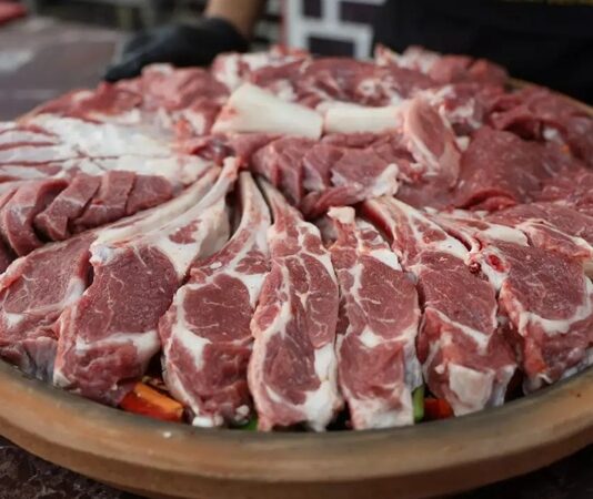 Kuzu eti, Türk mutfağında uzun yıllardır özel bir yere sahip olan ve sofraların vazgeçilmez lezzetlerinden biridir. Doğal yapısı, yumuşak dokusu ve kendine özgü aromasıyla kuzu eti, hem günlük yemeklerde hem de özel günlerde sıkça tercih edilir. Sağlıklı beslenme açısından da önemli olan kuzu eti, yüksek protein içeriği ve zengin vitamin-mineral dengesiyle mutfakların baş tacıdır. Sofralarda kuzu eti, hem geleneksel tariflerle hem de modern dokunuşlarla sunulur. Konulu bir haber görseli.