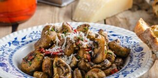 Mantar yemekleri, son yıllarda sofraların gözde lezzetlerinden biri haline gelmiştir. Hem besleyici hem de lezzetli olmaları sebebiyle farklı mutfak kültürlerinde sıkça kullanılır. Türkiye’de özellikle sonbahar ve kış aylarında mantar sezonunun açılmasıyla sofralar renklenir. Mantar, sağlıklı yaşam trendlerinin yükselişiyle de popülerliğini artırmış, yemeklerde yaratıcı tariflerle kendine yer bulmuştur. Sofralarda mantar yemeklerinin varlığı, hem ana yemeklerin hem de ara sıcakların çeşitlenmesini sağlar. Konulu bir haber görseli.