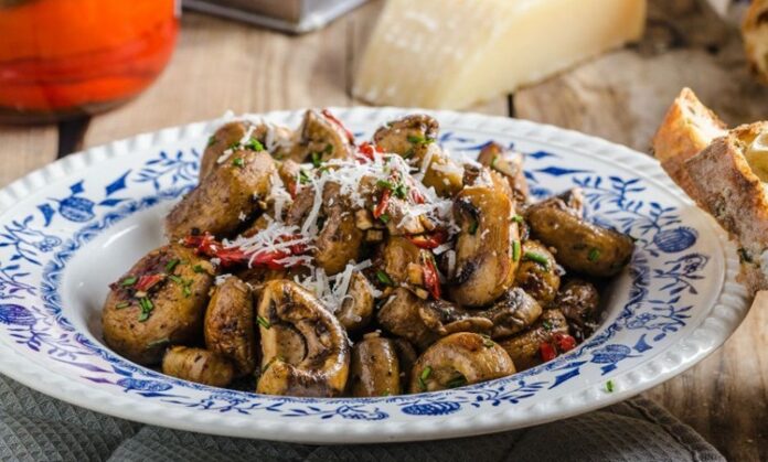 Mantar yemekleri, son yıllarda sofraların gözde lezzetlerinden biri haline gelmiştir. Hem besleyici hem de lezzetli olmaları sebebiyle farklı mutfak kültürlerinde sıkça kullanılır. Türkiye’de özellikle sonbahar ve kış aylarında mantar sezonunun açılmasıyla sofralar renklenir. Mantar, sağlıklı yaşam trendlerinin yükselişiyle de popülerliğini artırmış, yemeklerde yaratıcı tariflerle kendine yer bulmuştur. Sofralarda mantar yemeklerinin varlığı, hem ana yemeklerin hem de ara sıcakların çeşitlenmesini sağlar. Konulu bir haber görseli.