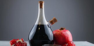 Nar ekşisi, yüzyıllardır Türk mutfağının vazgeçilmez tatlandırıcılarından biri olarak sofralarda yerini alıyor. Yoğun kıvamı, hafif ekşi ve tatlı aromasıyla yemeklere derin bir lezzet katan bu ürün, sadece damak tadına değil, aynı zamanda sağlığa olan faydalarıyla da öne çıkıyor. Anadolu’nun birçok bölgesinde ev yapımı olarak üretilen nar ekşisi, günümüzde endüstriyel üretimle de geniş kitlelere ulaşıyor. Geleneksel yöntemlerle hazırlanan, katkısız ve doğal olan çeşitleri ise her zaman en çok tercih edilenler arasında. Doğal nar ekşisi üretiminde yalnızca taze nar taneleri kullanılıyor. Meyve suyu çıkarıldıktan sonra uzun süre kısık ateşte kaynatılarak koyu kıvama getiriliyor. Bu zahmetli süreç, hem lezzetin yoğunlaşmasını hem de narın şifa dolu özelliklerinin korunmasını sağlıyor. Özellikle kış aylarında salatalardan et yemeklerine kadar pek çok tarifte kullanılan nar ekşisi, sofralara hem renk hem de tat katıyor. Konulu bir haber görseli.