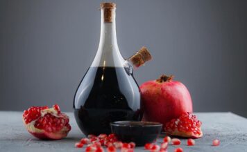 Nar ekşisi, yüzyıllardır Türk mutfağının vazgeçilmez tatlandırıcılarından biri olarak sofralarda yerini alıyor. Yoğun kıvamı, hafif ekşi ve tatlı aromasıyla yemeklere derin bir lezzet katan bu ürün, sadece damak tadına değil, aynı zamanda sağlığa olan faydalarıyla da öne çıkıyor. Anadolu’nun birçok bölgesinde ev yapımı olarak üretilen nar ekşisi, günümüzde endüstriyel üretimle de geniş kitlelere ulaşıyor. Geleneksel yöntemlerle hazırlanan, katkısız ve doğal olan çeşitleri ise her zaman en çok tercih edilenler arasında. Doğal nar ekşisi üretiminde yalnızca taze nar taneleri kullanılıyor. Meyve suyu çıkarıldıktan sonra uzun süre kısık ateşte kaynatılarak koyu kıvama getiriliyor. Bu zahmetli süreç, hem lezzetin yoğunlaşmasını hem de narın şifa dolu özelliklerinin korunmasını sağlıyor. Özellikle kış aylarında salatalardan et yemeklerine kadar pek çok tarifte kullanılan nar ekşisi, sofralara hem renk hem de tat katıyor. Konulu bir haber görseli.