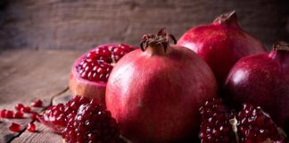 Nar taneleri, sadece görsel olarak sofralara canlılık katmakla kalmaz, aynı zamanda sağlığa faydaları ile de dikkat çeker. Türkiye'nin birçok bölgesinde yetişen nar, özellikle sonbahar ve kış aylarının vazgeçilmez meyvesi olarak sofralarda yerini alır. Hem taze tüketilen hem de yemeklere, salatalara ve tatlılara eklenen nar taneleri, benzersiz tadı ve besin değerleriyle sofraların yıldızı olur. Zengin antioksidan içeriğiyle nar, sağlıklı yaşamın destekçisi olarak da bilinir. Konulu bir haber görseli.