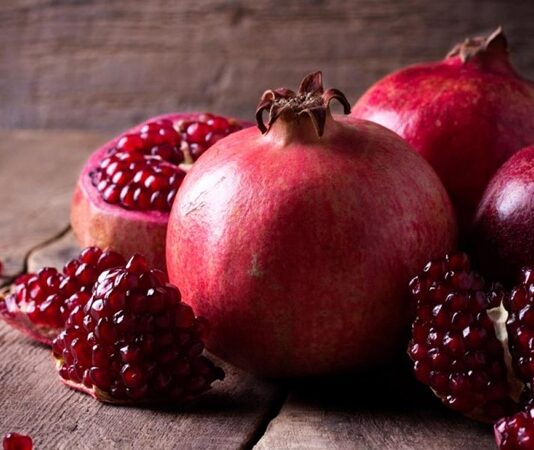 Nar taneleri, sadece görsel olarak sofralara canlılık katmakla kalmaz, aynı zamanda sağlığa faydaları ile de dikkat çeker. Türkiye'nin birçok bölgesinde yetişen nar, özellikle sonbahar ve kış aylarının vazgeçilmez meyvesi olarak sofralarda yerini alır. Hem taze tüketilen hem de yemeklere, salatalara ve tatlılara eklenen nar taneleri, benzersiz tadı ve besin değerleriyle sofraların yıldızı olur. Zengin antioksidan içeriğiyle nar, sağlıklı yaşamın destekçisi olarak da bilinir. Konulu bir haber görseli.