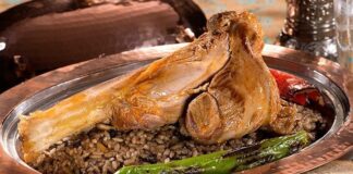 Sofralarda Osmanlı Mutfağından Esintilerle Zenginleşen Tatlar Osmanlı mutfağı, zengin kültürel mirası ve eşsiz tatlarıyla günümüzde sofralarda kendine has bir yer edinmiştir. Tarih boyunca farklı coğrafyaların etkisiyle şekillenen Osmanlı mutfağı, lezzet çeşitliliği ve ince işçilikle dikkat çeker. Sofralarda Osmanlı mutfağından esintiler görmek, hem kültürel bir bağ kurmak hem de damaklarda farklı tatlar deneyimlemek anlamına gelir. Konulu bir haber görseli.