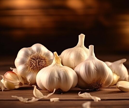 Sarımsak ve baharatlar, mutfakların vazgeçilmez lezzet unsurları arasında yer alır. Sofralarda yemeğin tadını ve aromasını zenginleştiren bu doğal malzemeler, hem sağlık açısından hem de damak tadı açısından büyük önem taşır. Özellikle sarımsağın kendine has keskin aroması ve güçlü etkisi, yemeklere derinlik katar. Baharatlar ise çeşidine göre yemeğe renk ve karakter kazandırır. Konulu bir haber görseli.