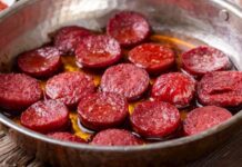 Sofralarda Sucuk Ve Pastırma Eşsiz Lezzetlerin Buluşması Türkiye’nin mutfak kültüründe önemli bir yere sahip olan sucuk ve pastırma, özellikle kahvaltı sofralarının ve özel yemeklerin vazgeçilmez tatları arasında yer alır. Geleneksel yöntemlerle hazırlanan bu iki ürün, zengin aroması ve doyurucu yapısıyla sofralara lezzet katar. Sucuk ve pastırma, etin özenle işlenmesiyle elde edilirken, her biri kendine özgü baharat ve tatlandırma teknikleriyle zenginleşir. Bu nedenle, sofralarda sadece lezzet değil, aynı zamanda kültürel bir miras da sunulur. Konulu bir haber görseli.