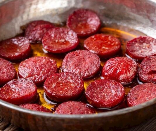 Türkiye’nin mutfak kültüründe önemli bir yere sahip olan sucuk ve pastırma, özellikle kahvaltı sofralarının ve özel yemeklerin vazgeçilmez tatları arasında yer alır. Geleneksel yöntemlerle hazırlanan bu iki ürün, zengin aroması ve doyurucu yapısıyla sofralara lezzet katar. Sucuk ve pastırma, etin özenle işlenmesiyle elde edilirken, her biri kendine özgü baharat ve tatlandırma teknikleriyle zenginleşir. Bu nedenle, sofralarda sadece lezzet değil, aynı zamanda kültürel bir miras da sunulur. Konulu bir haber görseli.