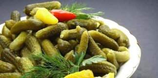 Türkiye mutfağının vazgeçilmez tatlarından biri olan turşu, sofraların renkli ve lezzetli tamamlayıcısıdır. Hem kahvaltılarda hem de ana yemeklerin yanında tercih edilen turşu çeşitleri, kültürel çeşitliliği ve yöresel farklılıkları yansıtır. Günümüzde turşu, sadece salatalık turşusu ile sınırlı kalmayıp, sebze ve meyvelerin farklı türlerinden oluşan geniş bir yelpazeye sahiptir. Sofralarda yerini alan bu çeşitler, damak tadına göre şekillenerek, sağlıklı ve pratik tüketim imkanı sunar. Konulu bir haber görseli.