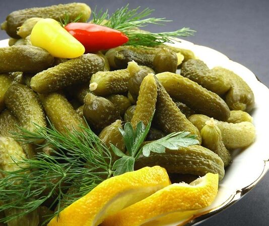 Türkiye mutfağının vazgeçilmez tatlarından biri olan turşu, sofraların renkli ve lezzetli tamamlayıcısıdır. Hem kahvaltılarda hem de ana yemeklerin yanında tercih edilen turşu çeşitleri, kültürel çeşitliliği ve yöresel farklılıkları yansıtır. Günümüzde turşu, sadece salatalık turşusu ile sınırlı kalmayıp, sebze ve meyvelerin farklı türlerinden oluşan geniş bir yelpazeye sahiptir. Sofralarda yerini alan bu çeşitler, damak tadına göre şekillenerek, sağlıklı ve pratik tüketim imkanı sunar. Konulu bir haber görseli.