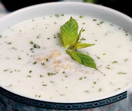 Soğuk çorbalar, sıcak yaz günlerinde hem ferahlatıcı hem de besleyici bir başlangıç olarak sofralarda kendine özel bir yer edinmiştir. Geleneksel mutfaklardan modern tariflere kadar uzanan geniş bir yelpazede, farklı kültürler soğuk çorbaları kendi damak tatlarına göre şekillendirmiştir. Türkiye’de yayla çorbasının soğuk versiyonundan ayran aşına, dünya mutfağında ise gazpacho’dan okroshka’ya kadar pek çok örnek, yaz aylarının vazgeçilmez lezzetleri arasına girmiştir. Konulu bir haber görseli.