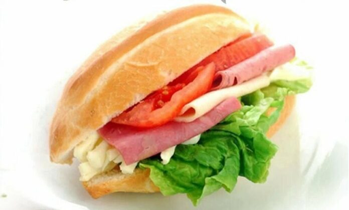 Soğuk yemekler, tarih boyunca özellikle yaz aylarında sofraların vazgeçilmez unsuru olmuştur. Antik dönemlerde sebzeler, meyveler ve etler, soğuk servis edilerek hem lezzet hem de saklama amacıyla tüketilmiştir. Soğuk yemekler, pişirme gerektirmeyen veya önceden hazırlanıp saklanan yiyecekleri içerir ve sofralara pratiklik kazandırır. Konulu bir haber görseli.