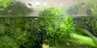 Günümüzde sağlıklı beslenme alışkanlıklarının giderek önem kazanmasıyla birlikte farklı pişirme yöntemleri de dikkat çekiyor. Bunlardan biri de şok haşlama yöntemidir. Özellikle sebzelerin rengini, besin değerini ve tazeliğini koruması açısından kullanılan bu teknik, modern mutfaklarda sıkça tercih edilmektedir. Şok haşlama, sebzelerin kısa süre kaynar suda haşlanması ardından soğuk suya alınması işlemidir. Bu yöntem sayesinde yiyecekler hem diri kalır hem de vitaminlerini büyük oranda muhafaza eder. Konulu bir haber görseli.