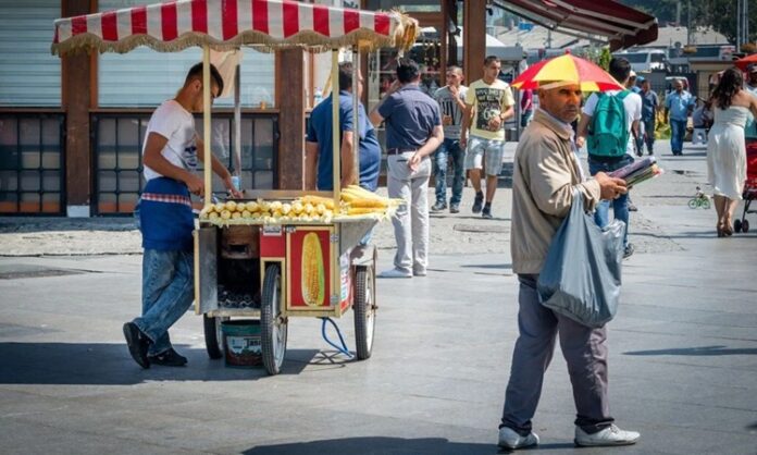 Şehir yaşamının vazgeçilmez bir parçası olan sokak satıcıları, hem ekonomik hem de kültürel açıdan önemli bir role sahiptir. Geniş bir ürün yelpazesi sunmaları, günlük hayatta pratik çözümler sağlamaları ve şehrin dinamizmini yansıtmaları, onları kent kimliğinin ayrılmaz bir unsuru haline getirir. Özellikle büyük şehirlerde sabahın erken saatlerinden gece geç saatlere kadar çalışan bu satıcılar, yerel ekonomiye de ciddi katkı sağlar. Konulu bir haber görseli.