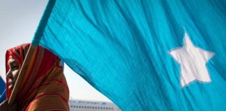 Somali mutfağı, Afrika Boynuzu’nun tarihi ve kültürel çeşitliliğinin bir yansımasıdır. Somali, coğrafi konumu nedeniyle tarih boyunca Arap, Hint, Fars ve Osmanlı kültürleriyle etkileşim içinde olmuştur. Bu etkileşimler, mutfağın hem malzemelerine hem de pişirme tekniklerine yansımıştır. Baharatların yoğunluğu, deniz ürünlerinin bolluğu ve et yemeklerinin çeşitliliği, Somali sofralarının vazgeçilmez özelliklerindendir. Konulu bir haber görseli.