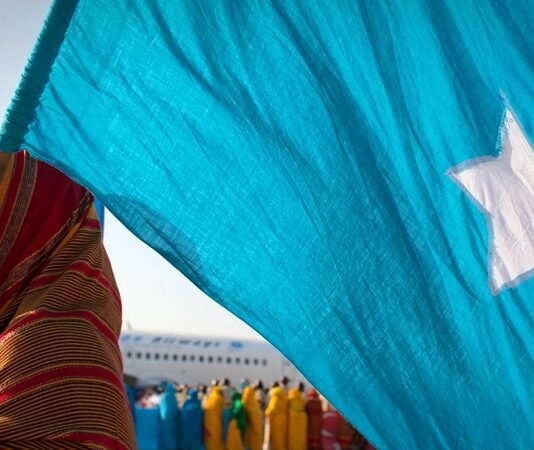 Somali mutfağı, Afrika Boynuzu’nun tarihi ve kültürel çeşitliliğinin bir yansımasıdır. Somali, coğrafi konumu nedeniyle tarih boyunca Arap, Hint, Fars ve Osmanlı kültürleriyle etkileşim içinde olmuştur. Bu etkileşimler, mutfağın hem malzemelerine hem de pişirme tekniklerine yansımıştır. Baharatların yoğunluğu, deniz ürünlerinin bolluğu ve et yemeklerinin çeşitliliği, Somali sofralarının vazgeçilmez özelliklerindendir. Konulu bir haber görseli.