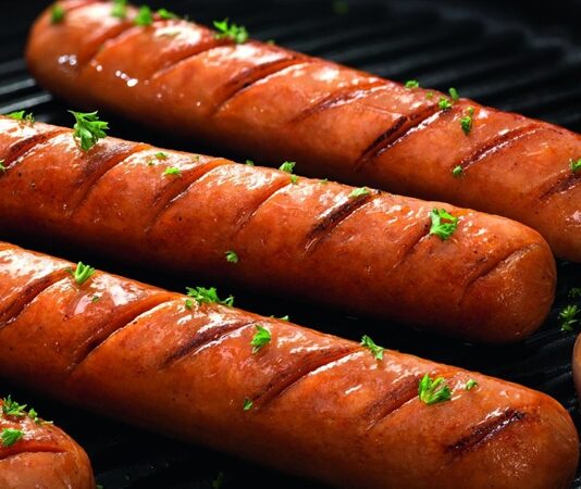 Sosisli kahvaltı, modern kahvaltı sofralarının en sevilen seçeneklerinden biri haline gelmiştir. Sosis, hem pratik hazırlanışı hem de doyuruculuğuyla özellikle yoğun sabahlar için ideal bir öğün sunar. Türkiye’de kahvaltı kültürü geniş bir çeşitlilik gösterirken, sosisli kahvaltı özellikle çocuklar ve gençler arasında popüler bir tercih olarak öne çıkar. Konulu bir haber görseli.