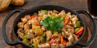 Sote yemekleri, hem hızlı hem de lezzetli sonuçlar sunduğu için mutfaklarda sıkça tercih edilen pişirme yöntemlerinden biridir. Küçük doğranmış sebzeler, etler veya tavuk parçaları, yüksek ateşte kısa sürede pişirilerek sofralara taptaze bir lezzet taşır. Bu teknik, malzemelerin vitamin ve mineral değerlerini korumasıyla da sağlıklı beslenmenin önemli bir parçası olarak görülür. Konulu bir haber görseli.