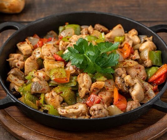 Sote yemekleri, hem hızlı hem de lezzetli sonuçlar sunduğu için mutfaklarda sıkça tercih edilen pişirme yöntemlerinden biridir. Küçük doğranmış sebzeler, etler veya tavuk parçaları, yüksek ateşte kısa sürede pişirilerek sofralara taptaze bir lezzet taşır. Bu teknik, malzemelerin vitamin ve mineral değerlerini korumasıyla da sağlıklı beslenmenin önemli bir parçası olarak görülür. Konulu bir haber görseli.