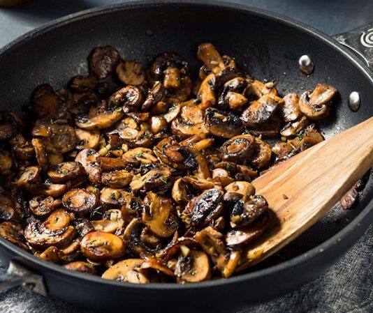 Soteleme, yemek pişirme teknikleri arasında en hızlı ve pratik yöntemlerden biridir. Soteleme yöntemi, yiyeceklerin az miktarda yağ veya yağsız olarak, yüksek sıcaklıkta hızlıca pişirilmesini ifade eder. Bu teknik, sebzeler, etler, tavuk ve deniz ürünlerinde lezzeti korumak ve doğal dokuyu muhafaza etmek için tercih edilir. Soteleme, hem ev mutfaklarında hem de profesyonel restoranlarda sıkça kullanılan bir pişirme tekniğidir. Konulu bir haber görseli.